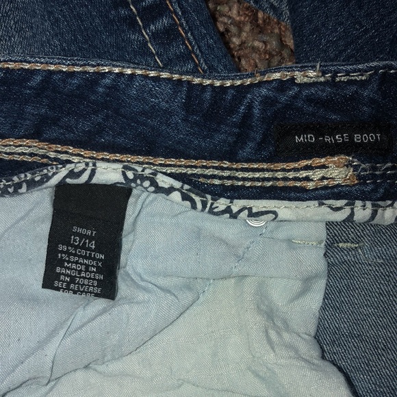 Rue21 size 13/14 Short, Mid-Rise Bootcut in good condition - Picture 5 of 5